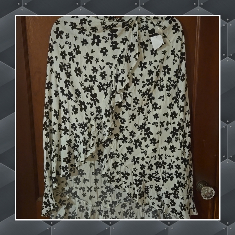 Nwt kendall and kylie floral Black and Cream Women's skirt size xs (bin xl)